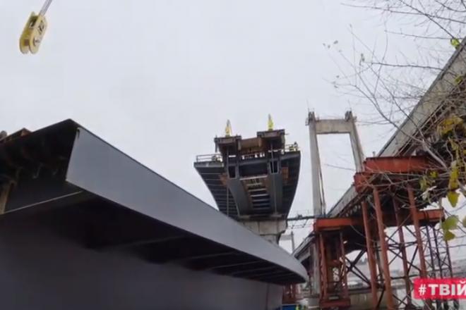 Стаття Будівництво Подільсько-Воскресенського мосту: супердомкрати встановили три 780-тонні прогони Ранкове місто. Київ