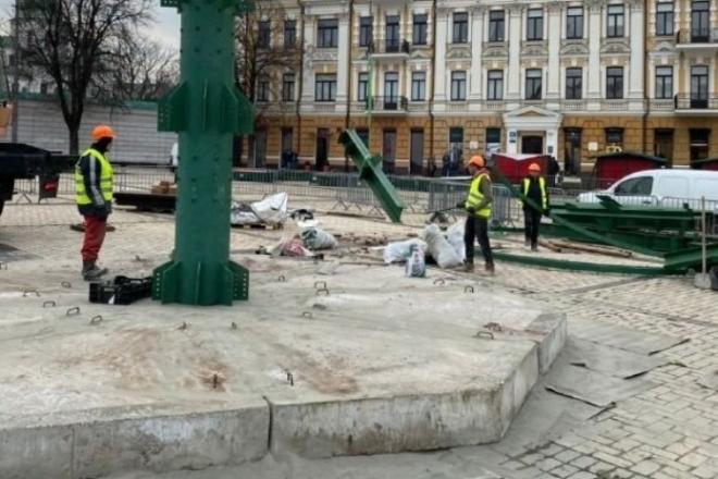 Стаття Свято наближається. На Софійській площі почали встановлювати ялинку Ранкове місто. Київ