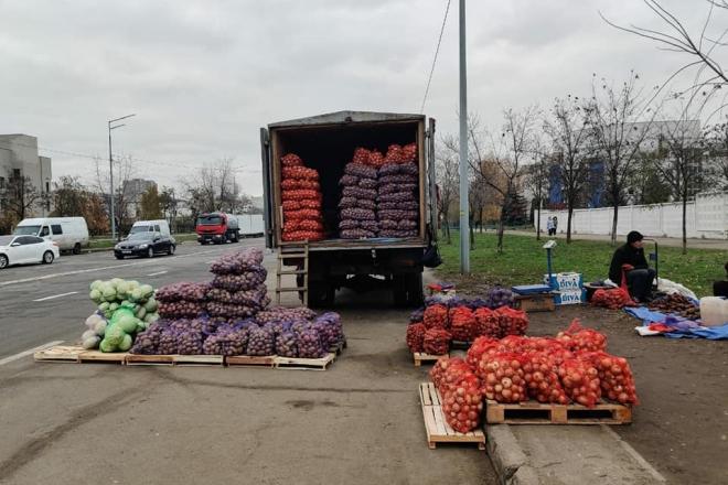 Стаття Картоплі і цибулі вже не купиш. На Електротехнічній прибрали стихійний ярмарок Ранкове місто. Київ