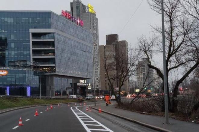 Стаття Велосмуга з’явилась на лівобережній розв’язці мосту Патона (ФОТО) Ранкове місто. Київ