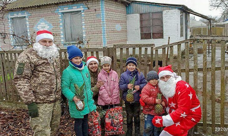 Стаття #на_захисті_свята: волонтери започаткували новорічний флешмоб на підтримку військових Ранкове місто. Київ