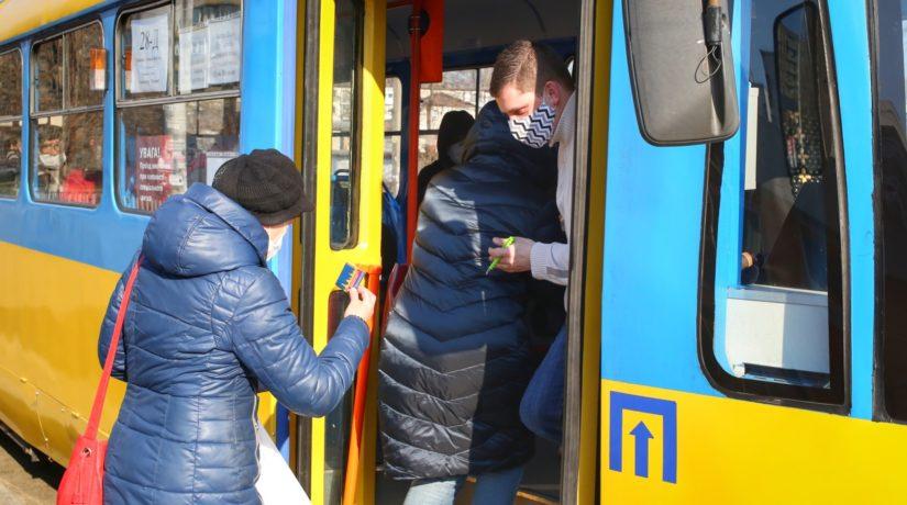 Стаття “Як в метро”. Кияни просять дозволити стоячих пасажирів у транспорті Ранкове місто. Київ