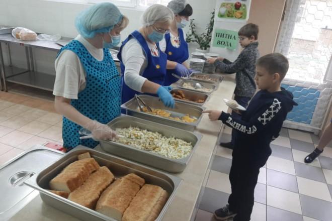 Стаття Сам би їв. У мережі показали що їдять діти на сніданок в одній зі шкіл Ранкове місто. Київ