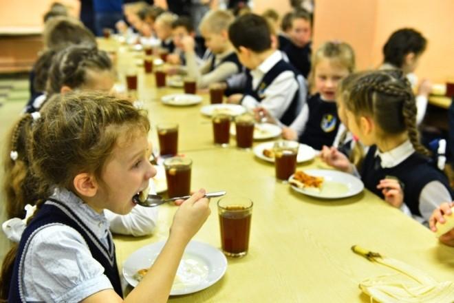 Стаття Без солі, але зі спеціями. Стало відомо, чим годуватимуть маленьких киян у школах Ранкове місто. Київ