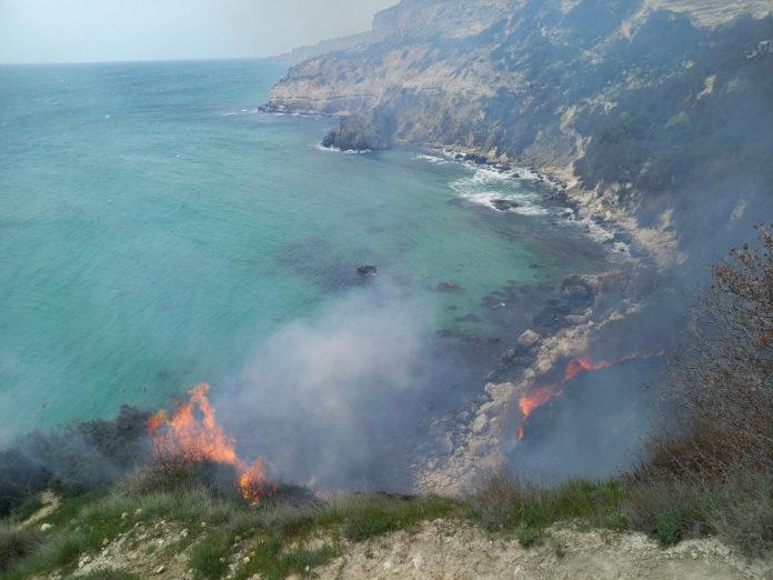 Стаття В Крыму дотла сгорел известный пляж «Баунти» — фото Ранкове місто. Київ