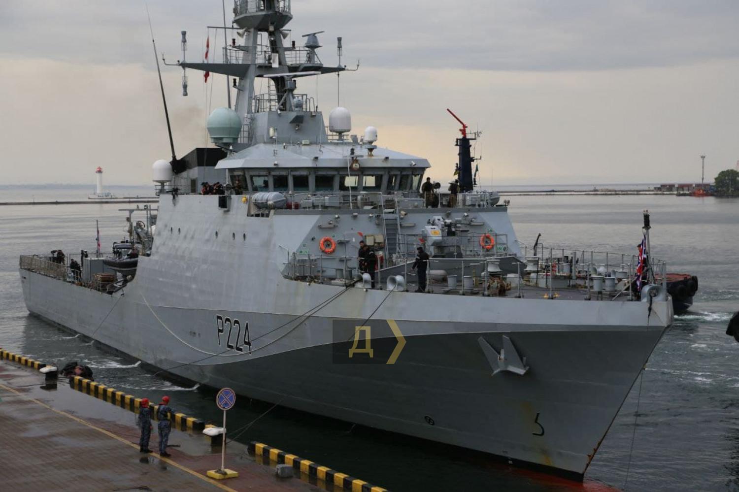 Стаття В Одессу прибыл британский патрульный корабль Ранкове місто. Київ