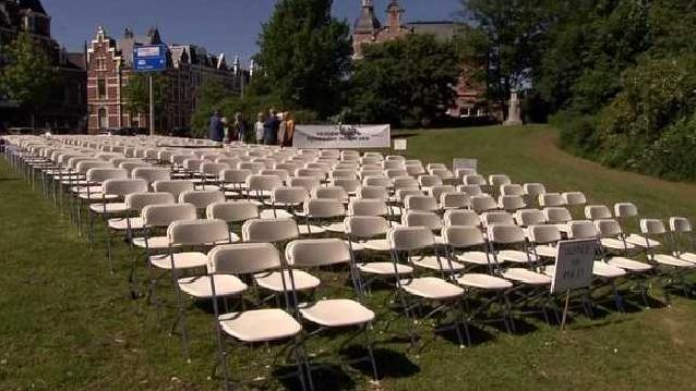 Стаття Перед началом суда по Боингу МН17 у посольства РФ в Гааге выставили 298 белых стульев Ранкове місто. Київ