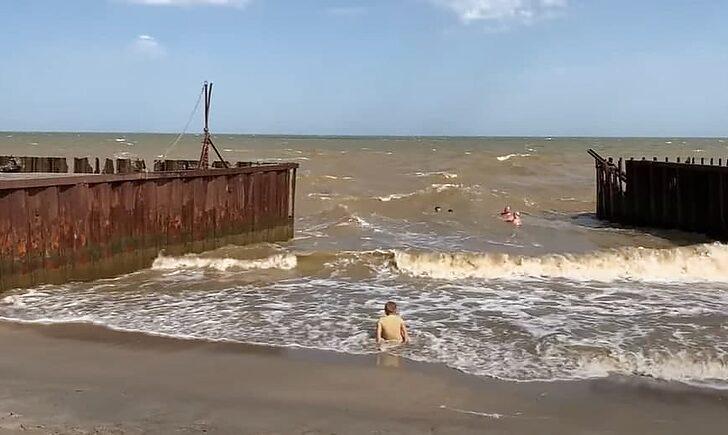 Стаття «Мальдіви ДНР», — донецький блогер показав брудні маленькі пляжі з іржавими конструкціями у Сєдовому Ранкове місто. Київ