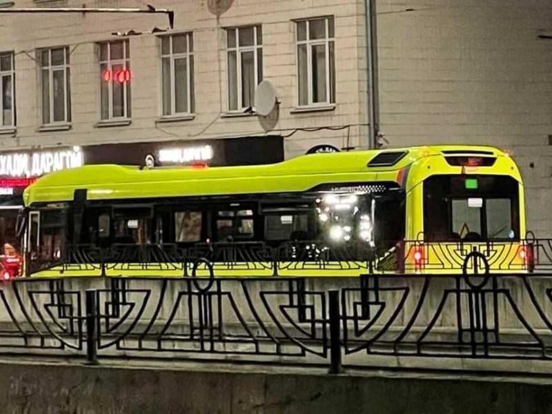 Стаття У Києві помітили яскраві пасажирські автобуси – для кого вони призначені (ФОТО) Ранкове місто. Київ