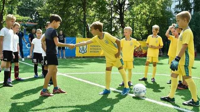 Статья Для мальчиков с Троещины, которые пели гимн перед матчем, построили новое футбольное поле Утренний город. Киев