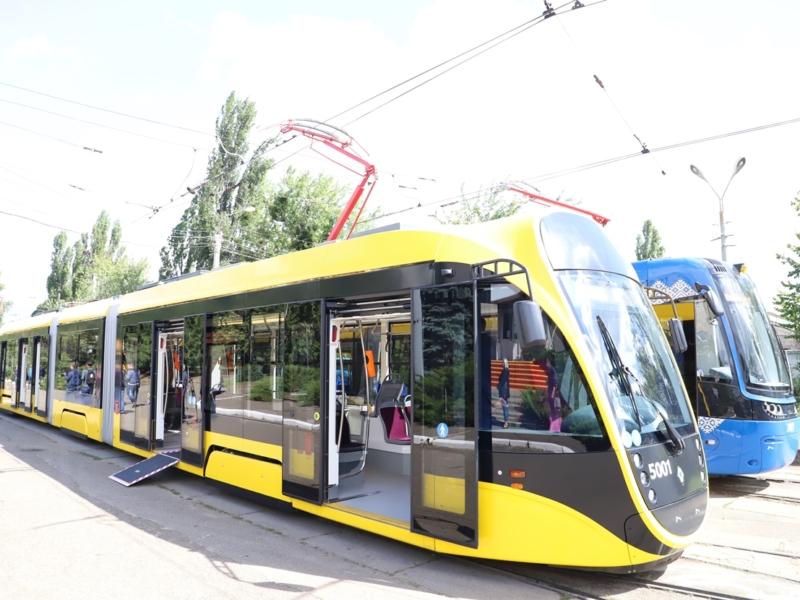Стаття Низька підлога, відеокамери, GPS-трекери, cистеми обліку пасажирів. Київ отримав нові трамваї Ранкове місто. Київ
