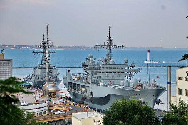 Стаття В Черном море находится соединение кораблей военного флота США Ранкове місто. Київ