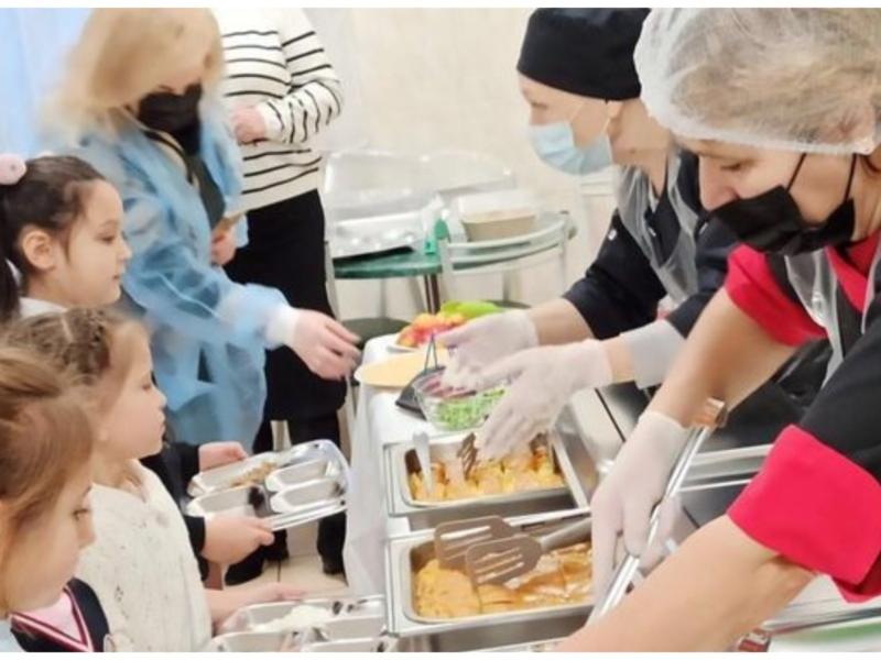 Статья Майже all inclusive. Показали, як харчують дітей у школах Печерська Утренний город. Киев