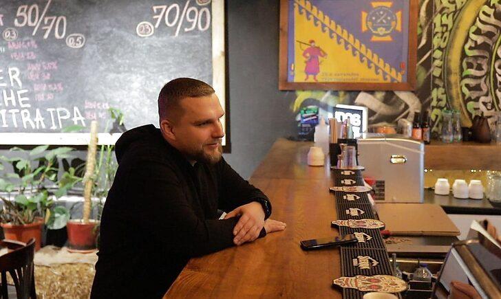 Стаття «Якби я вагався, то ніколи б не почав свій бізнес»: ветеран АТО перетворив піцерію на креативний event-паб Ранкове місто. Київ