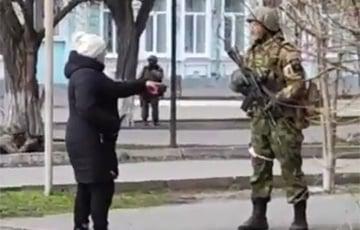Стаття В Геническе женщина прогоняла российских солдат: Вы пришли на нашу землю! Ранкове місто. Київ
