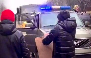 Стаття Жители Херсона заблокировали дорогу колонне оккупантов с меткой Z и гонят их в РФ Ранкове місто. Київ
