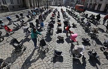 Стаття Во Львове выставили 109 пустых детских колясок в память об убитых оккупантами детях Ранкове місто. Київ