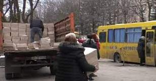 Стаття В Донецкой области начали выдавать продуктовые наборы для эвакуированных и малообеспеченных Ранкове місто. Київ
