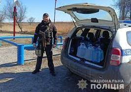 Стаття Жителям Марьинки, находящимся в убежище от обстрелов, полицейские Донетчины доставили воду Ранкове місто. Київ