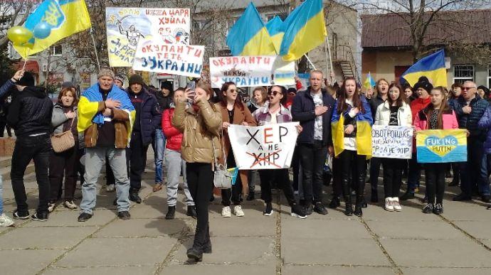 Стаття Украина — превыше всего: жители Новотроицкого вышли на митинг против оккупантов — видео Ранкове місто. Київ
