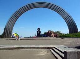 Стаття Скульптуру рабочих демонтируют, а саму арку переименуют, - Кличко. ФОТО Утренний город. Київ