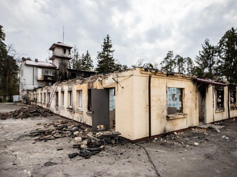 Стаття Рятувальники збирають кошти на відновлення пожежної частини у Пущі-Водиці, яку знищили окупанти Ранкове місто. Київ