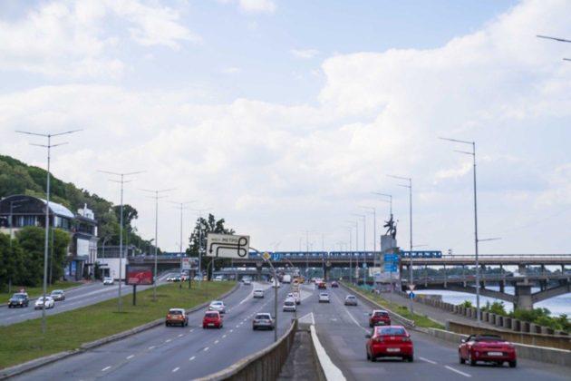 Стаття У Києві відновлюється рух автотранспорту ще двома мостами Ранкове місто. Київ