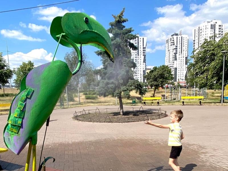 Стаття У парку “Позняки” киян рятує від спеки креативна “рамка-розпилювач” Ранкове місто. Київ