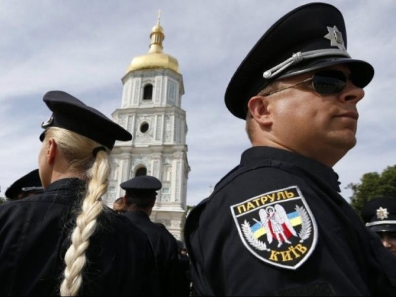 Стаття День Нацполіції: 7 років тому перші патрульні прийняли присягу на Софійській площі Ранкове місто. Київ