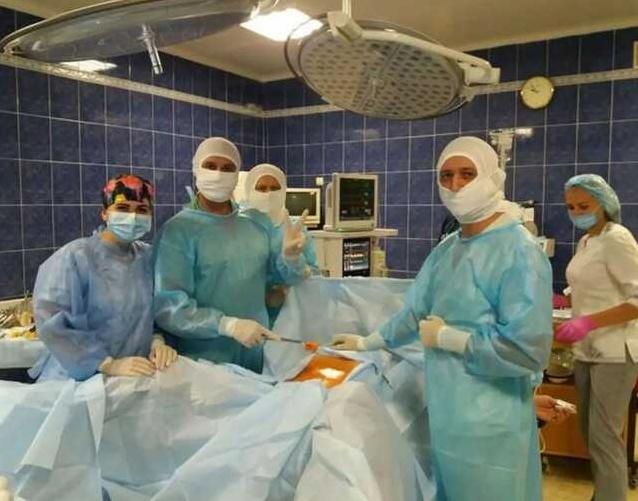 Статья На Донбассе хирурги провели уникальную операцию в боевых условиях и спасли защитника Украины Утренний город. Киев