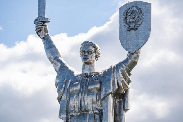 Статья Що буде на щиті монумента “Батьківщина-мати” – результати опитування Утренний город. Киев