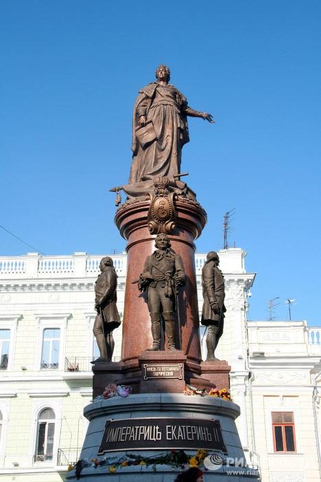 Стаття Зеленський відповів на петицію про знесення пам'ятника Катерині ІІ в Одесі Ранкове місто. Київ