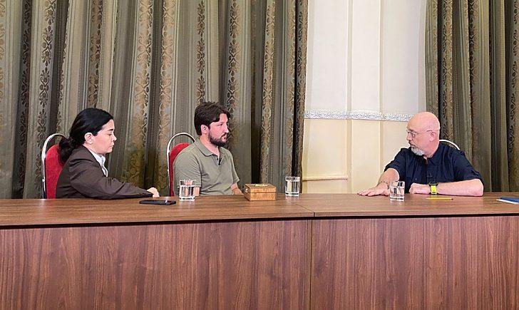 Статья Міністр оборони Олексій Резніков дав інтерв’ю журналістам Утренний город. Киев
