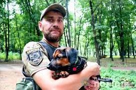 Стаття Пресофіцер поліції Донеччини врятував з-під обстрілу цуценя Утренний город. Київ