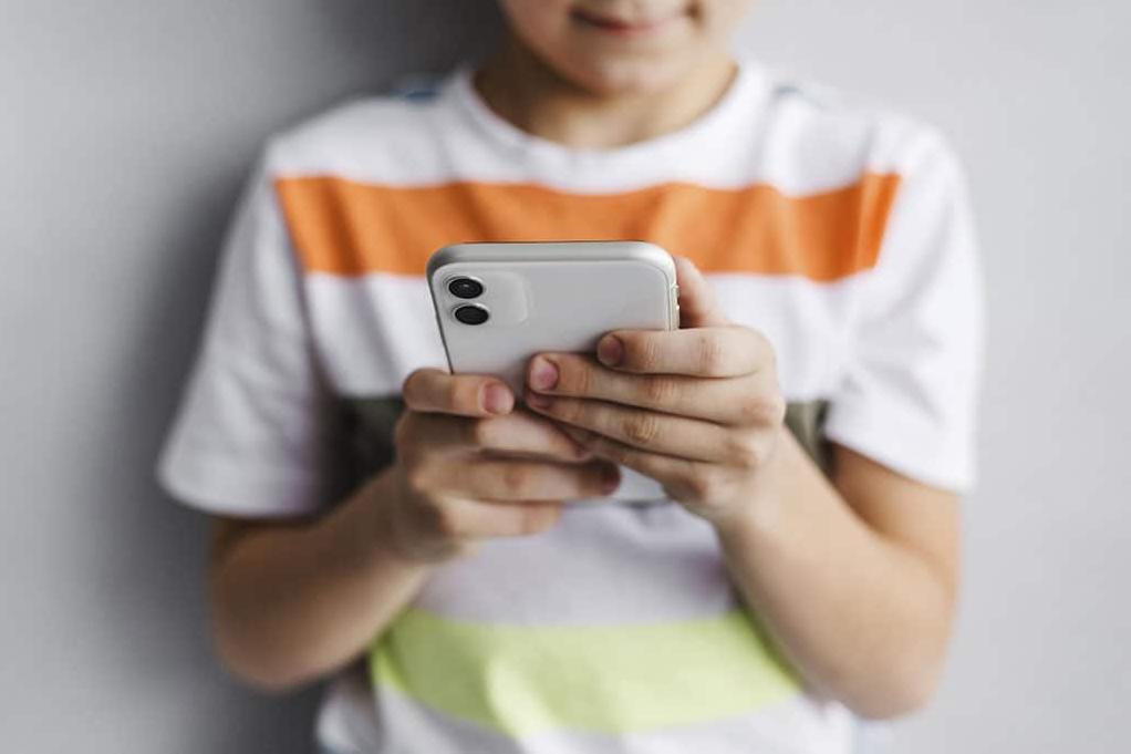 Стаття Підготовка до школи: як захистити телефон дитини від онлайн-загроз? Ранкове місто. Київ