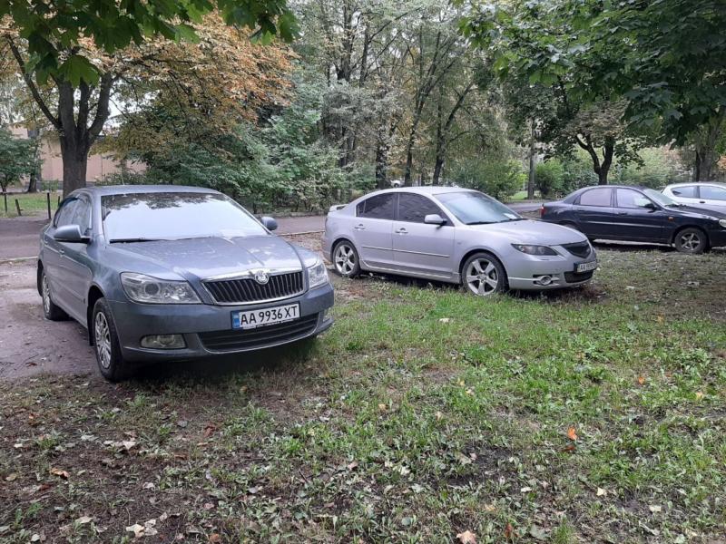 Стаття На Солом’янці водії припаркованих на газонах автівок почали отримувати попередження Ранкове місто. Київ