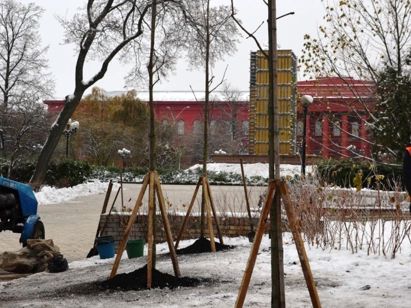 Стаття Замість знищених ракетами дерев у парку Шевченка висадили нові Утренний город. Київ