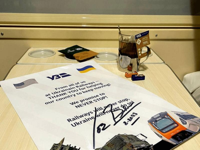 Стаття Укрзалізниця пригощатиме пасажирів чаєм “як у Байдена” Ранкове місто. Київ