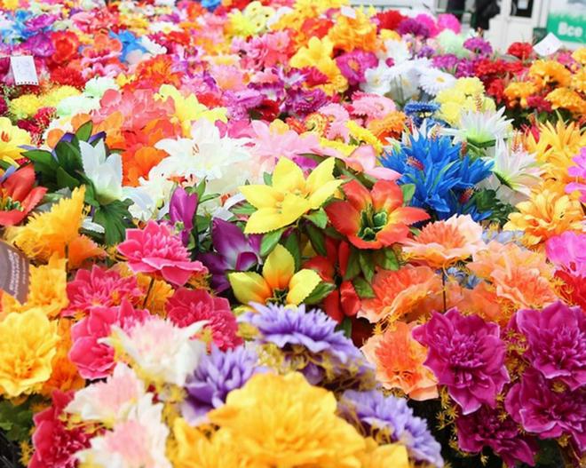 Стаття На Київщині заборонили використовувати штучні квіти та вінки на кладовищах Ранкове місто. Київ