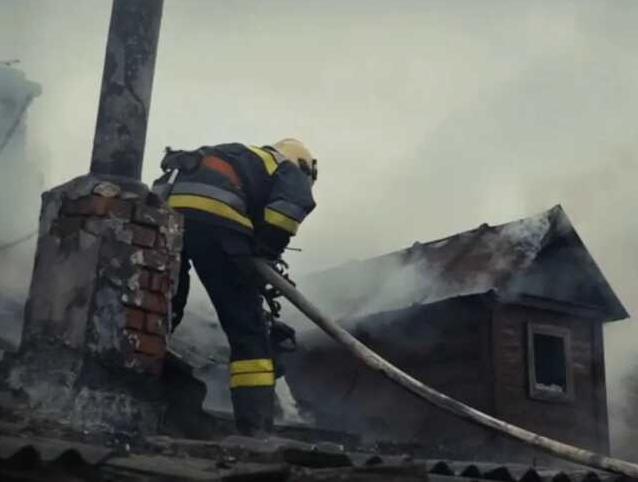 Стаття У Сумах 11-річна дівчинка врятувала трьох дітей від пожежі Ранкове місто. Київ