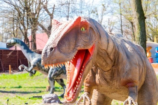 Стаття У Києві відновлює роботу найбільший в Україні парк динозаврів Ранкове місто. Київ