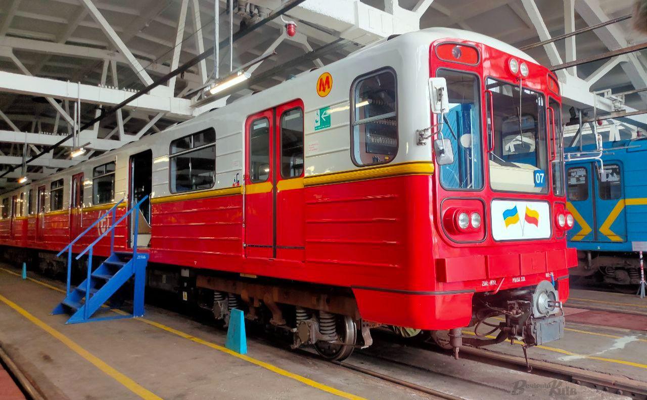 Стаття Київ отримав від Варшави першу партію вагонів метрополітену: що з ними буде Ранкове місто. Київ