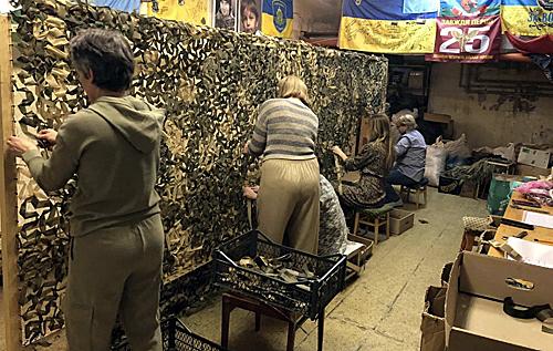 Стаття ЗСУ дуже потрібні маскувальні сітки, а нам потрібні «вільні руки» для їх плетіння! Ранкове місто. Київ
