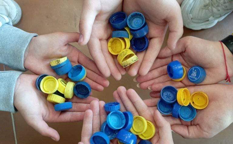 Стаття Кияни здають пластикові кришечки, щоб придбати військовим безпілотники Ранкове місто. Київ