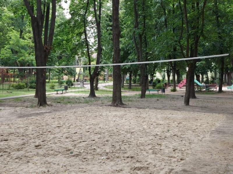 Стаття Без замків і парканів: для киян створили новий волейбольний майданчик Ранкове місто. Київ