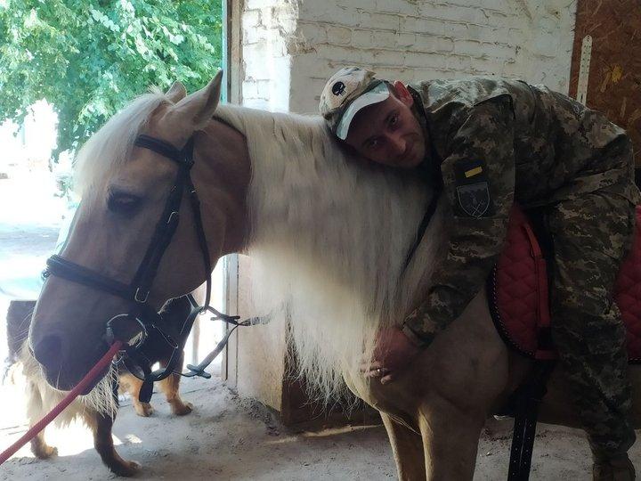 Стаття У Києві коні допомагають військовим подолати стрес та повертають радість життя Ранкове місто. Київ