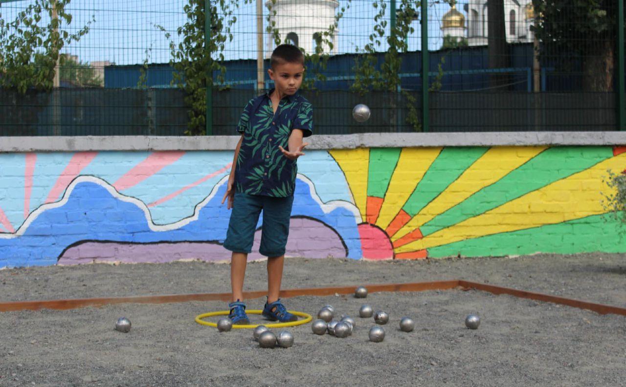 Стаття У Дарницькому районі з’явився майданчик для гри в петанк Ранкове місто. Київ