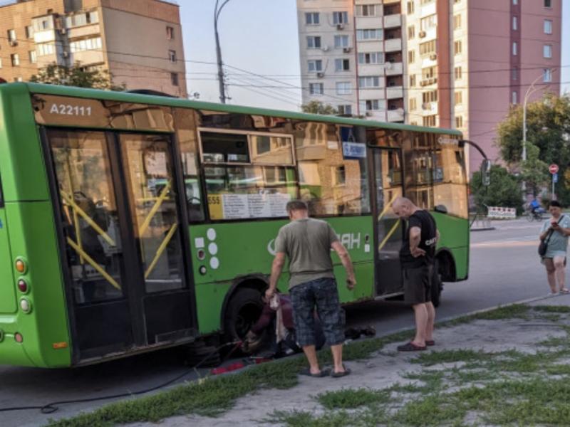 Стаття Їздять старі бляшанки: кияни вимагають повернути комфортні автобуси на 555 маршрут Ранкове місто. Київ