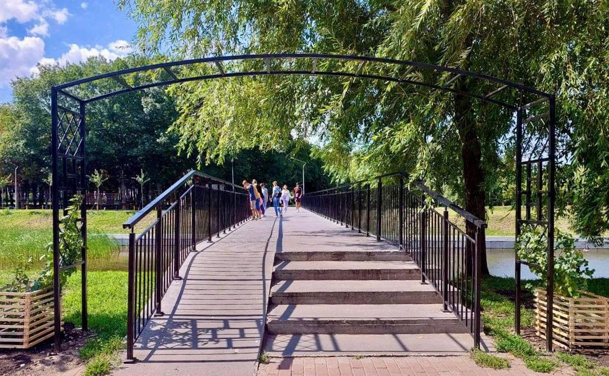 Стаття У столичному парку «Відрадний» облаштували трояндові арки Ранкове місто. Київ