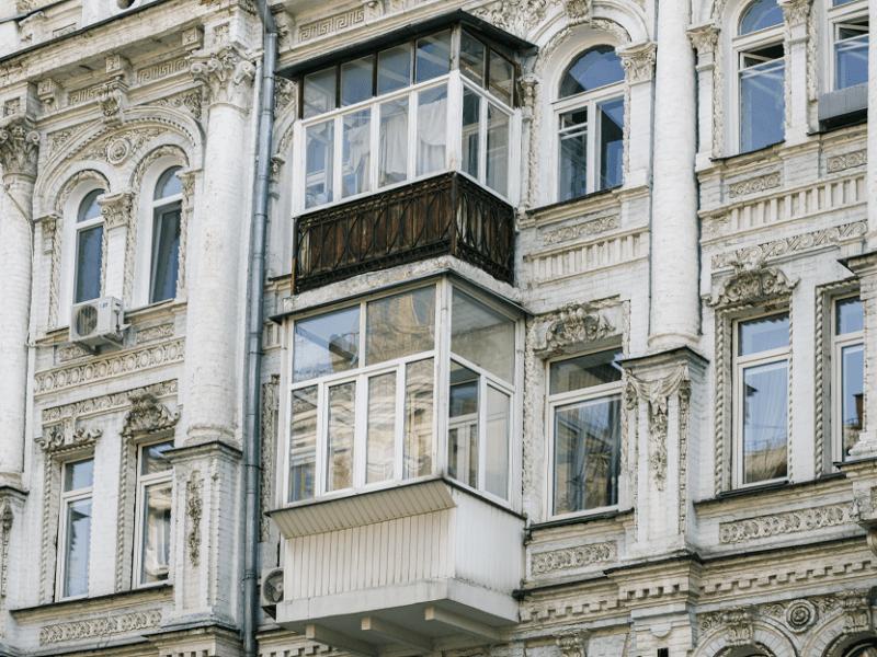Стаття У Києві вже штрафують за встановлення балконів, дверей, терас чи добудов на пам’ятках Ранкове місто. Київ